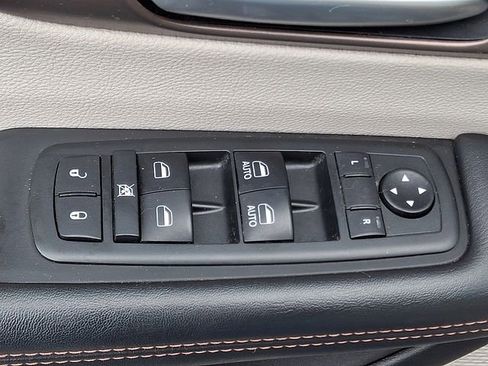 Used 2018 Chrysler Pacifica Touring-L image 27