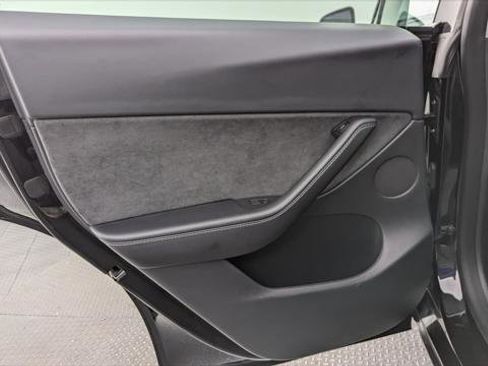 Used 2022 Tesla Model Y Long Range image 14