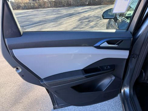 Certified 2024 Volkswagen Taos SE image 15