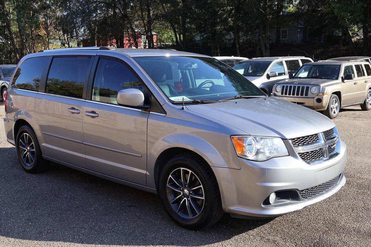 Used 2017 Dodge Grand Caravan SXT FWD image 1