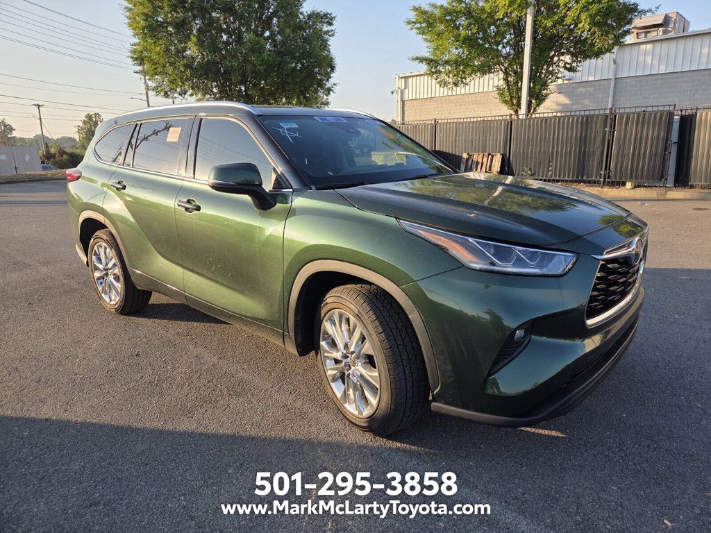 Used 2023 Toyota Highlander Limited FWD image 3