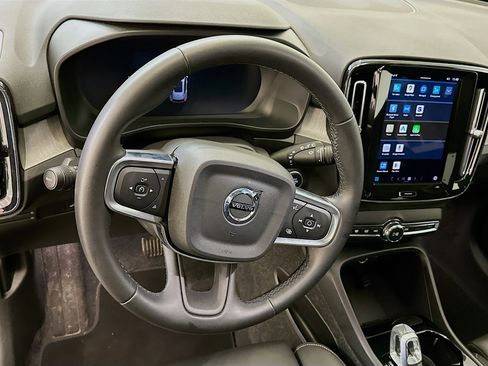 Used 2025 Volvo XC40 B5 Plus image 18