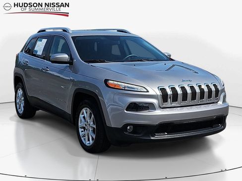 Used 2018 Jeep Cherokee Latitude Plus w/ Comfort/Convenience Group FWD image 1