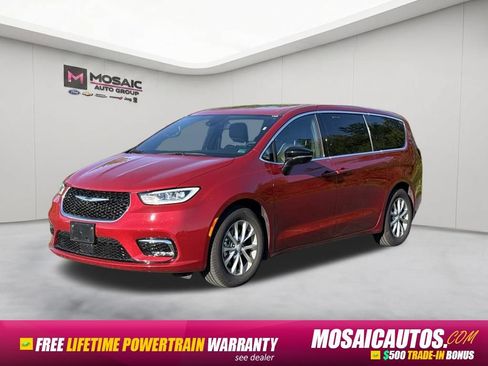 Used 2026 Chrysler Pacifica Limited FWD image 3