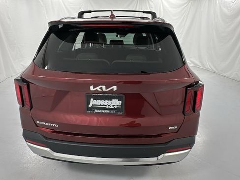 Used 2025 Kia Sorento S image 4
