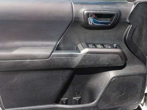 Used 2022 Toyota Tacoma TRD Off-Road image 21