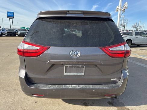 Used 2015 Toyota Sienna XLE image 7