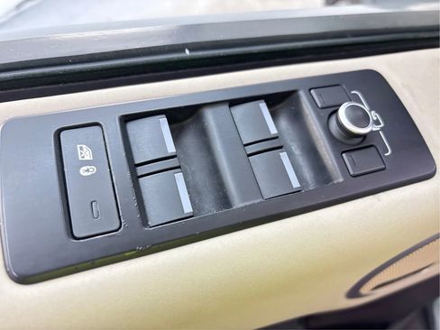 Used 2017 Land Rover Discovery HSE image 43