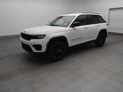 Used 2023 Jeep Grand Cherokee Altitude RWD image 2