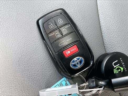 Certified 2024 Toyota Sienna XLE image 15