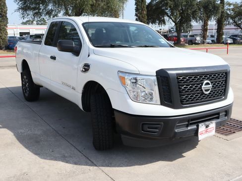 Used 2018 Nissan Titan S image 2