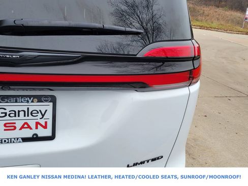 Used 2025 Chrysler Pacifica Limited image 15