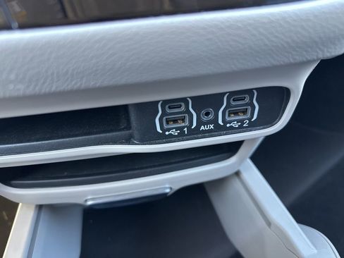 Used 2023 Chrysler Pacifica Touring-L image 20