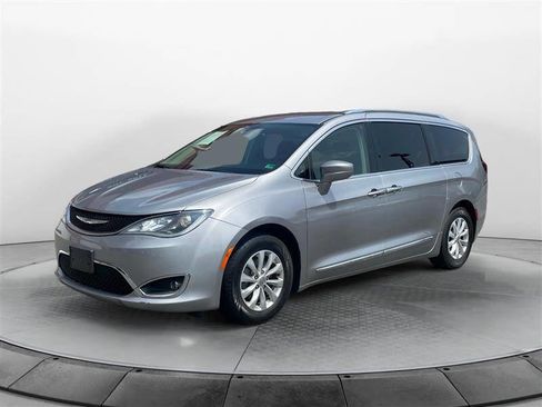 Used 2018 Chrysler Pacifica Touring-L image 1