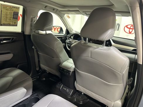 Used 2024 Toyota Highlander Platinum image 16