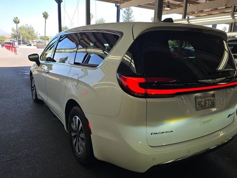 Used 2023 Chrysler Pacifica Touring-L image 6