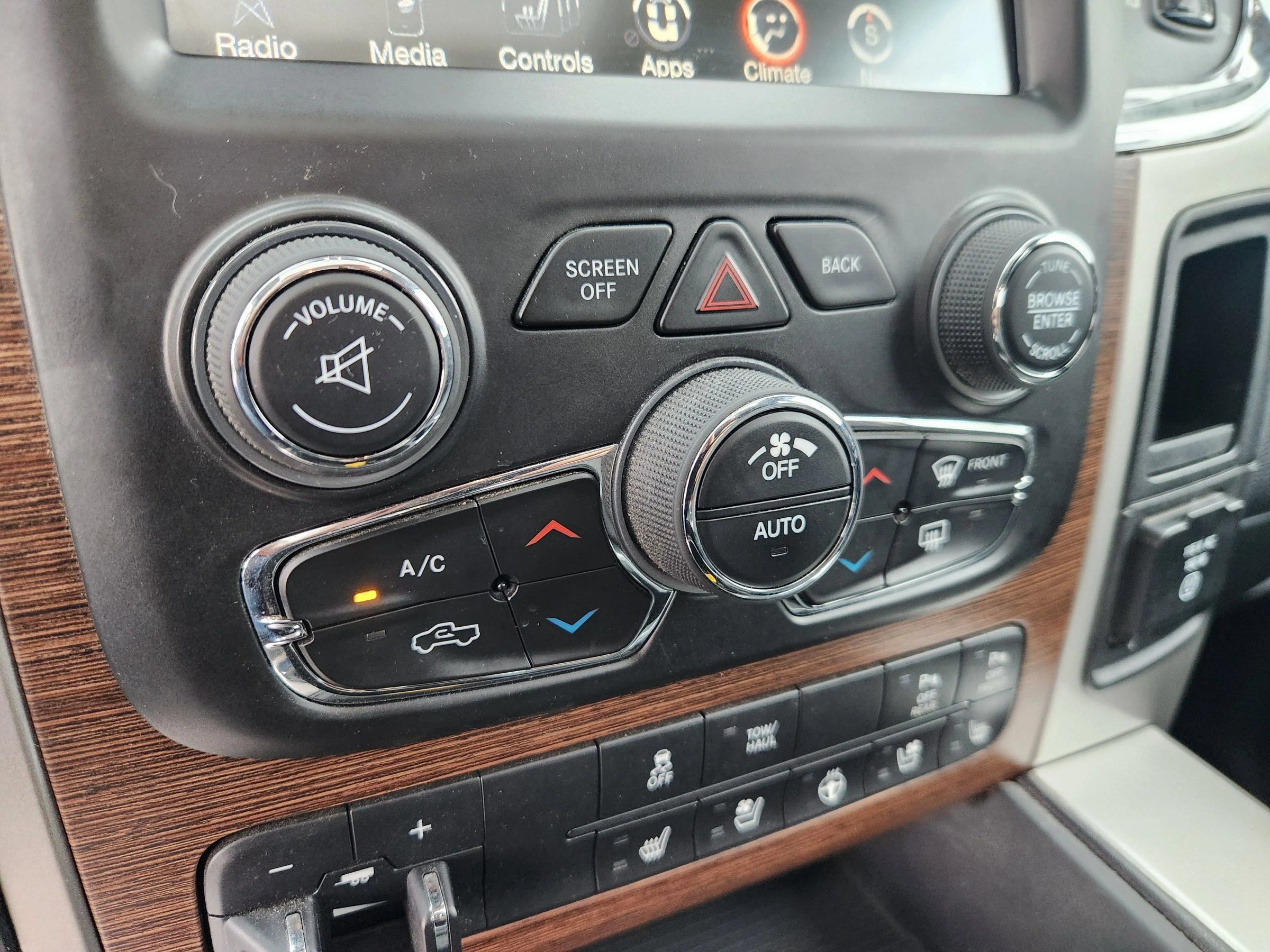 Used 2017 RAM 1500 Laramie w/ Convenience Group AWD/4WD image 40