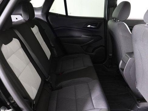 Used 2025 Chevrolet Trax RS image 32