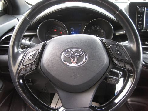 Used 2018 Toyota C-HR XLE FWD image 29
