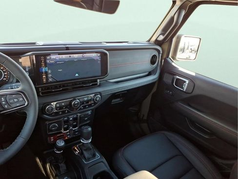 Used 2025 Jeep Gladiator Rubicon AWD/4WD image 18