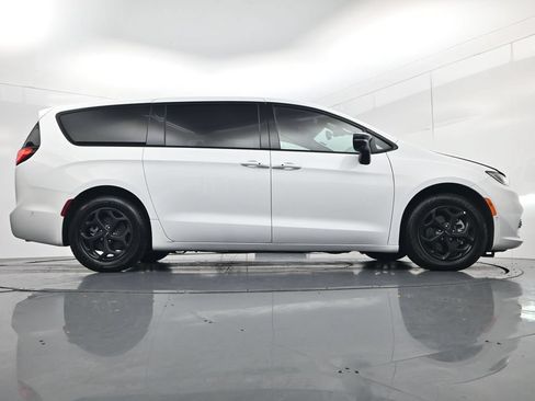 Used 2024 Chrysler Pacifica Limited FWD image 47