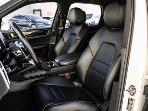 Used 2020 Porsche Cayenne image 30