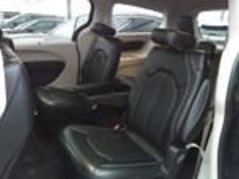 Used 2023 Chrysler Pacifica Touring-L FWD image 6