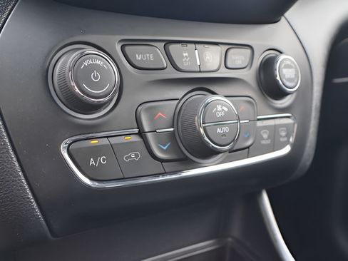 Used 2019 Jeep Cherokee Limited AWD/4WD image 22