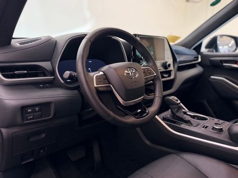 Used 2025 Toyota Highlander XSE AWD/4WD image 11