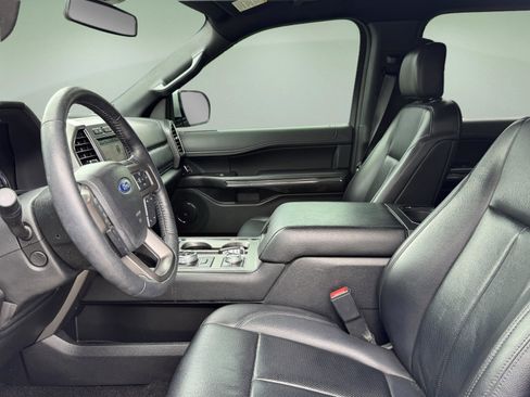 Used 2019 Ford Expedition XLT w/ Equipment Group 202A AWD/4WD image 9