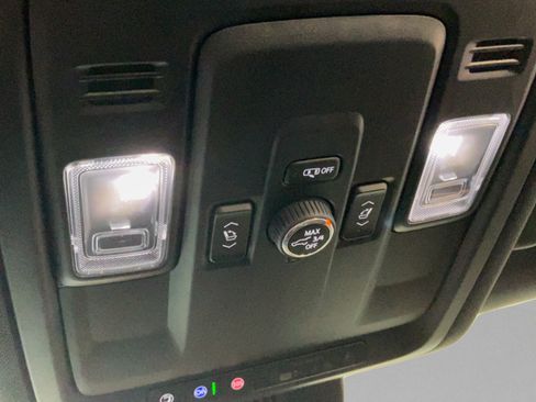 Used 2025 Chevrolet Suburban Z71 w/ Comfort Package AWD/4WD image 10
