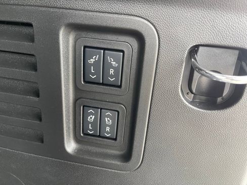 Used 2025 Chevrolet Traverse High Country AWD/4WD image 12
