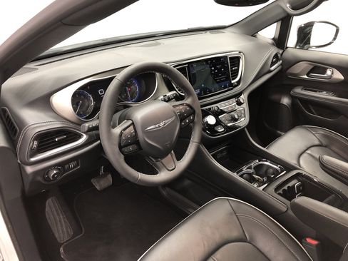 Certified 2024 Chrysler Pacifica Limited w/ S Appearance Package image 15