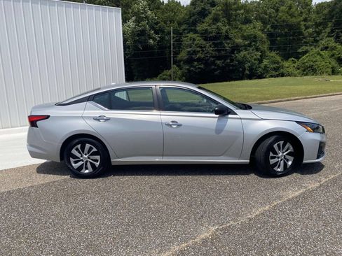 Used 2025 Nissan Altima 2.5 S FWD image 8