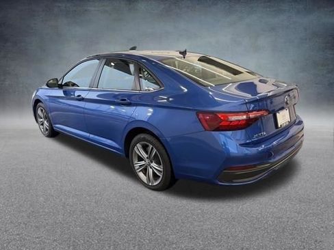 Used 2024 Volkswagen Jetta SE FWD image 8