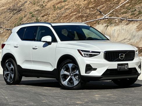 Certified 2025 Volvo XC40 B5 Plus image 2
