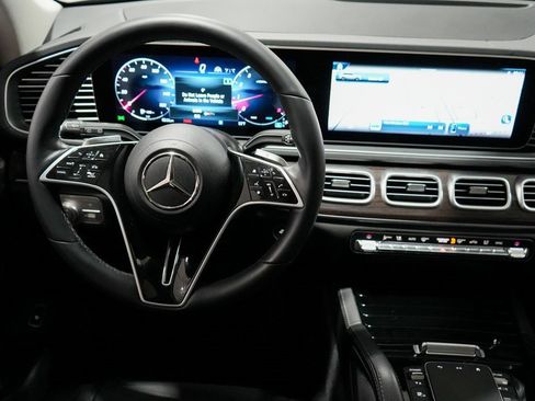 Used 2024 Mercedes-Benz GLS 450 4MATIC image 12