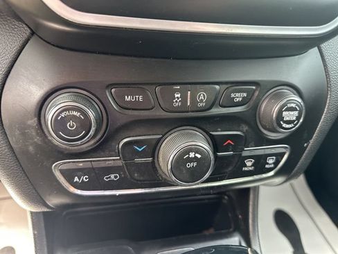 Used 2019 Jeep Cherokee Latitude Plus AWD/4WD image 26
