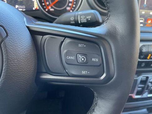 Used 2021 Jeep Gladiator Willys image 17