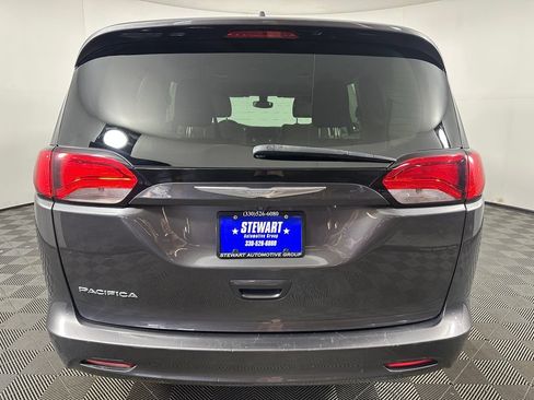 Used 2017 Chrysler Pacifica LX FWD image 4