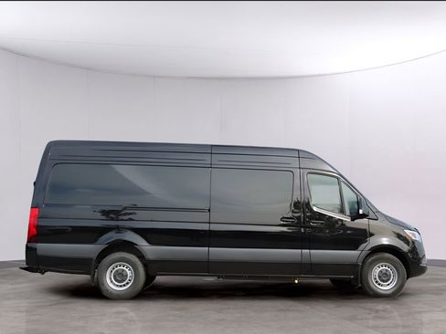 Used 2024 Mercedes-Benz Sprinter 2500 image 4