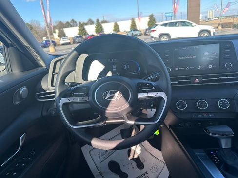 Used 2025 Hyundai Elantra SE image 13