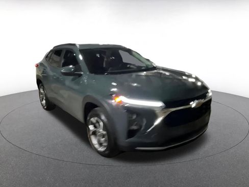 Used 2025 Chevrolet Trax LT image 3