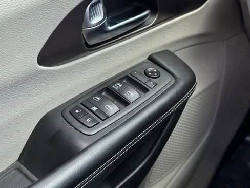 Used 2020 Chrysler Voyager Lxi FWD image 31