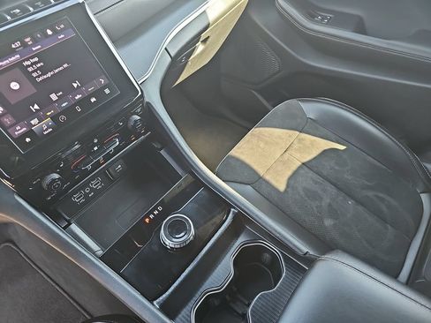 Used 2025 Jeep Grand Cherokee Altitude AWD/4WD image 23