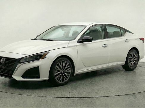 Used 2025 Nissan Altima 2.5 SV image 3