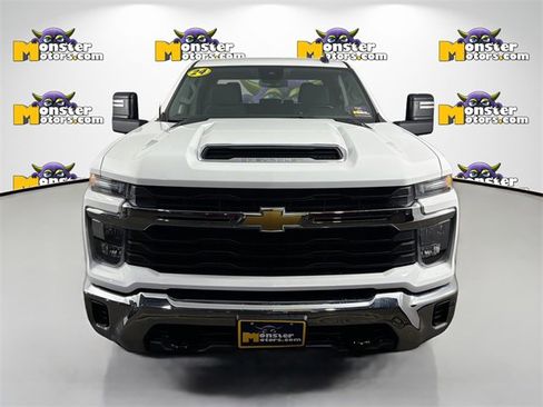 Used 2024 Chevrolet Silverado 2500 LT image 2