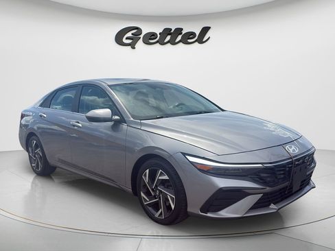 Used 2025 Hyundai Elantra Limited FWD image 3
