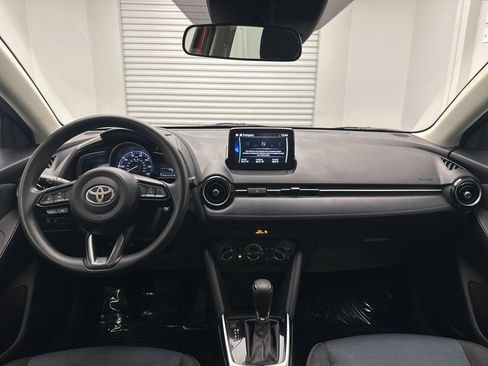 Used 2020 Toyota Yaris L image 17