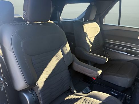 Used 2020 Ford Explorer XLT image 18